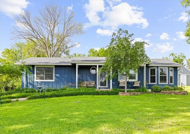 Homes for sale in Paola, KS | 22670 W 246th St, Paola, KS 66071 | MLS# 2626401