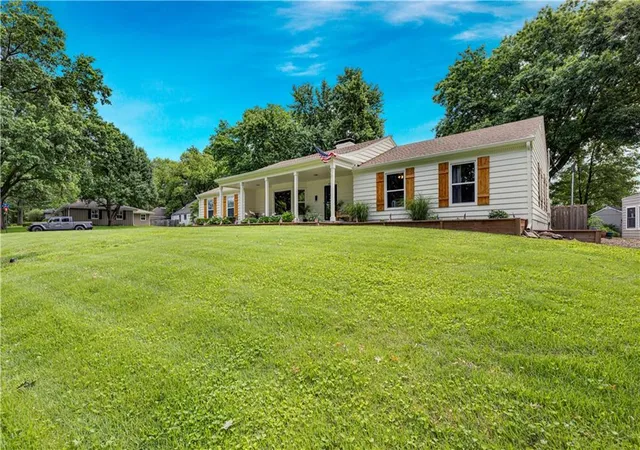 Homes for sale in Roeland Park, KS | 4901 Pawnee Dr, Roeland Park, KS 66205 | MLS# 2626429