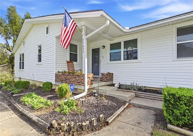 Photo 1 of Sale Pending at 33655 Hillcrest St, De Soto, KS 66018 | MLS# 2626444 | Listing updated on 2026-10-08