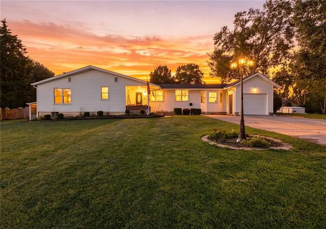 Photo 2 of Sale Pending at 33655 Hillcrest St, De Soto, KS 66018 | MLS# 2626444 | Listing updated on 2026-10-08