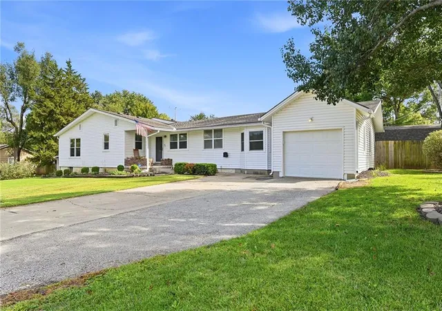 Photo 3 of Sale Pending at 33655 Hillcrest St, De Soto, KS 66018 | MLS# 2626444 | Listing updated on 2026-10-08