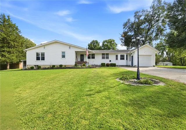 Photo 4 of Sale Pending at 33655 Hillcrest St, De Soto, KS 66018 | MLS# 2626444 | Listing updated on 2026-10-08