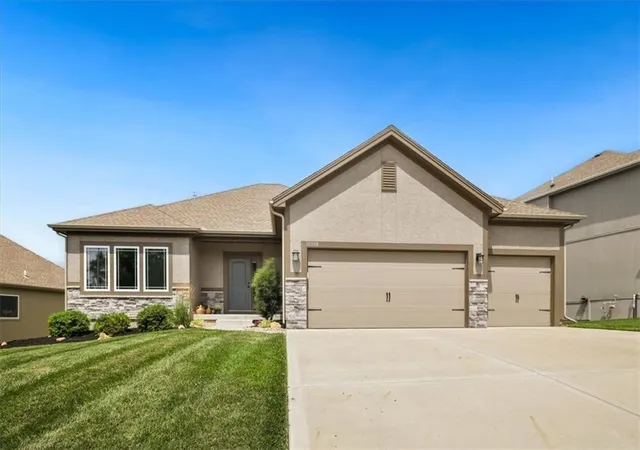 Photo 3 of Single family home for sale at 10308 N Corrington Ave, Kansas City, MO 64156 | MLS# 2626449 | Listing updated on 2026-08-22