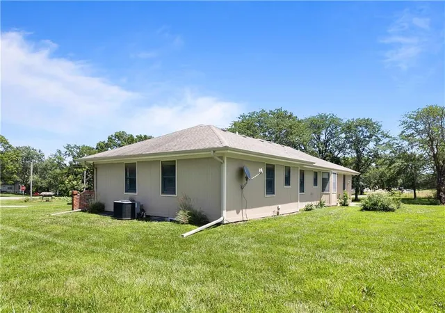 Homes for sale in Warrensburg, MO | 8 Nw 515 Rd, Warrensburg, MO 64093 | MLS# 2626452
