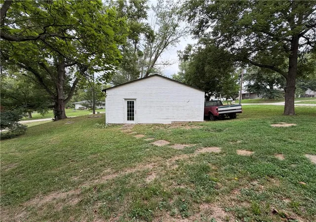 4th image of 411 E 2Nd St, Dearborn, MO 64439 | MLS# 2626461