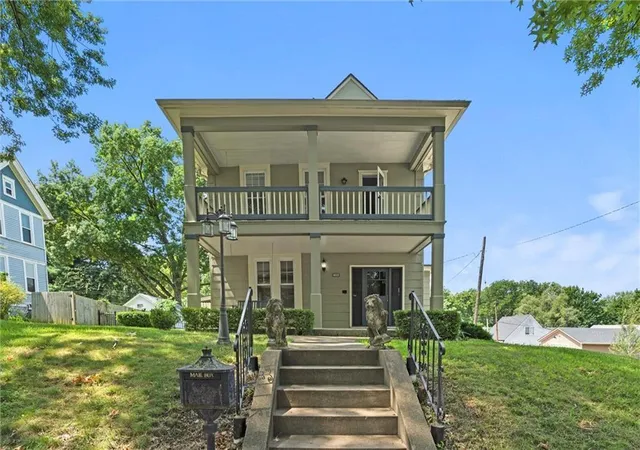Homes for sale in Leavenworth, KS | 1000 S Broadway St, Leavenworth, KS 66048 | MLS# 2626466