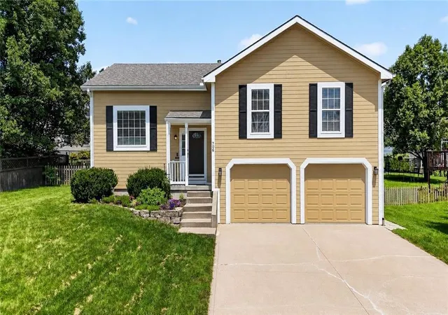 Homes for sale in Lansing, KS | 706 Holiday Dr, Lansing, KS 66043 | MLS# 2626472