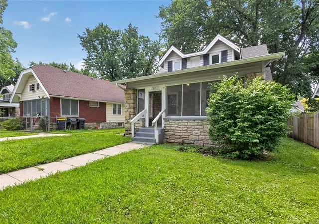 Photo 3 of Sale Pending at 2211 E 68th Terrace, Kansas City, MO 64132 | MLS# 2626473 | Listing updated on 2026-09-04