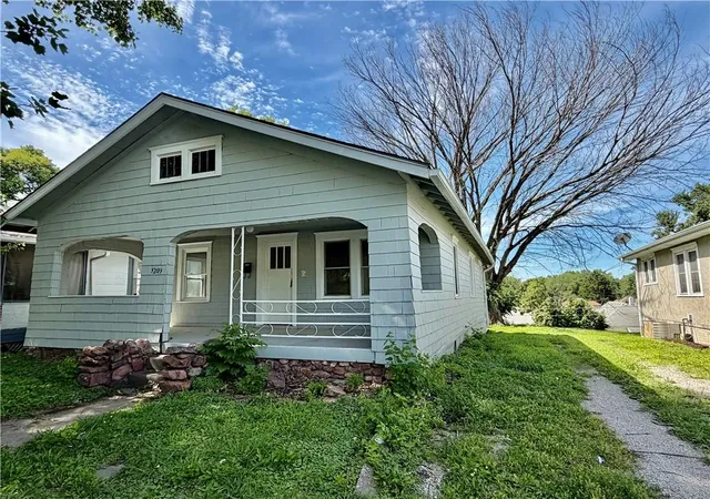 Homes for sale in Saint Joseph, MO | 3209 Mitchell Ave, Saint Joseph, MO 64507 | MLS# 2626486