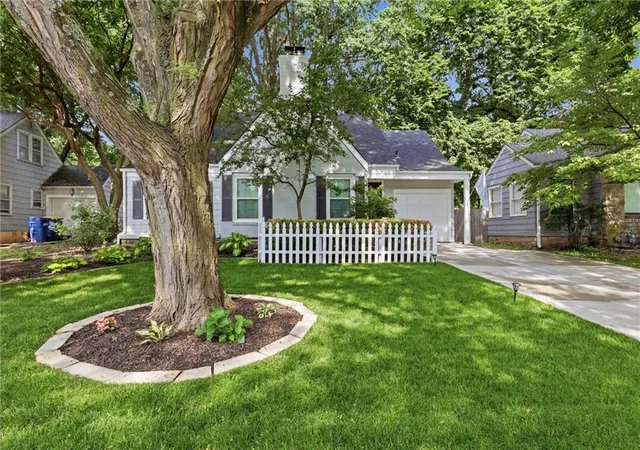 Homes for sale in Mission, KS | 5720 Walmer St, Mission, KS 66202 | MLS# 2626500
