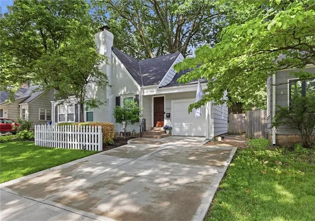 Homes for sale in Mission, KS | 5720 Walmer St, Mission, KS 66202 | MLS# 2626500