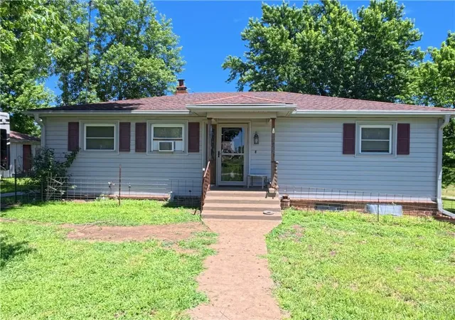 Homes for sale in Pomona, KS | 579 Hamilton Rd, Pomona, KS 66076 | MLS# 2626501