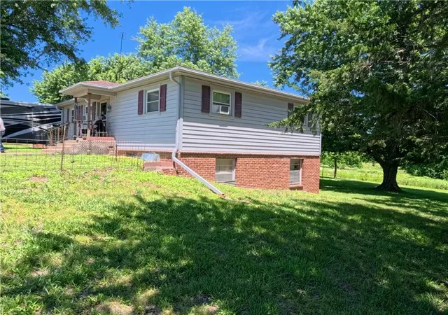 Homes for sale in Pomona, KS | 579 Hamilton Rd, Pomona, KS 66076 | MLS# 2626501