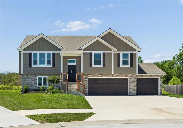 Homes for sale in Peculiar, MO | 20602 Copper Creek Dr, Peculiar, MO 64078 | MLS# 2626504