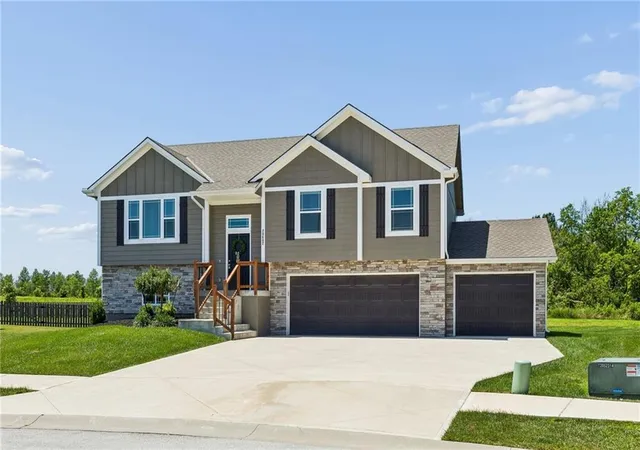 Homes for sale in Peculiar, MO | 20602 Copper Creek Dr, Peculiar, MO 64078 | MLS# 2626504