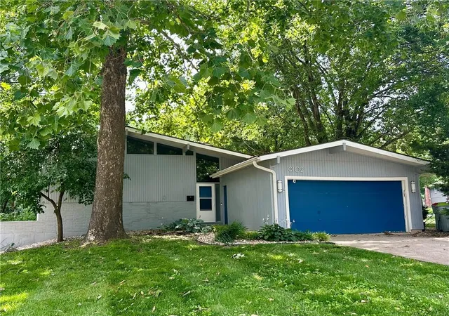 2nd image of 9102 Grant Ln, Overland Park, KS 66212 | MLS# 2626516