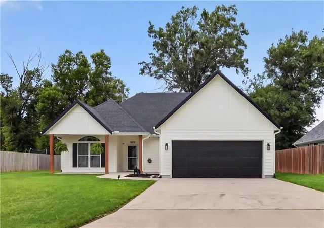 Homes for sale in Pittsburg, KS | 1205 Lakewood Dr, Pittsburg, KS 66762 | MLS# 2626578