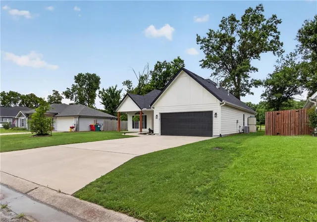 Homes for sale in Pittsburg, KS | 1205 Lakewood Dr, Pittsburg, KS 66762 | MLS# 2626578