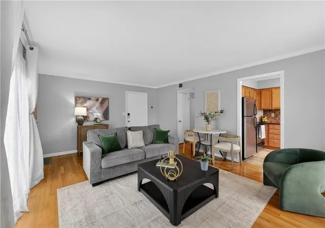 2nd image of 4430 Jarboe St #6, Kansas City, MO 64111 | MLS# 2626579
