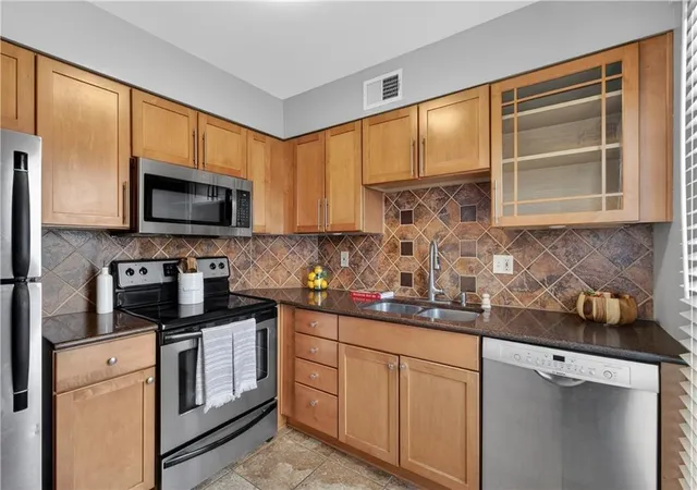 5th image of 4430 Jarboe St #6, Kansas City, MO 64111 | MLS# 2626579
