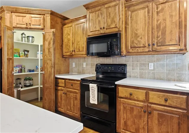 Photo 3 of Sale Pending at 5537 Aminda St, Shawnee, KS 66226 | MLS# 2626604 | Listing updated on 2026-10-11