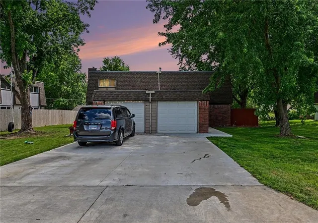Homes for sale in Lawrence, KS | 3729 Brush Creek Dr, Lawrence, KS 66047 | MLS# 2626618
