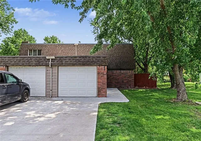 Homes for sale in Lawrence, KS | 3729 Brush Creek Dr, Lawrence, KS 66047 | MLS# 2626618