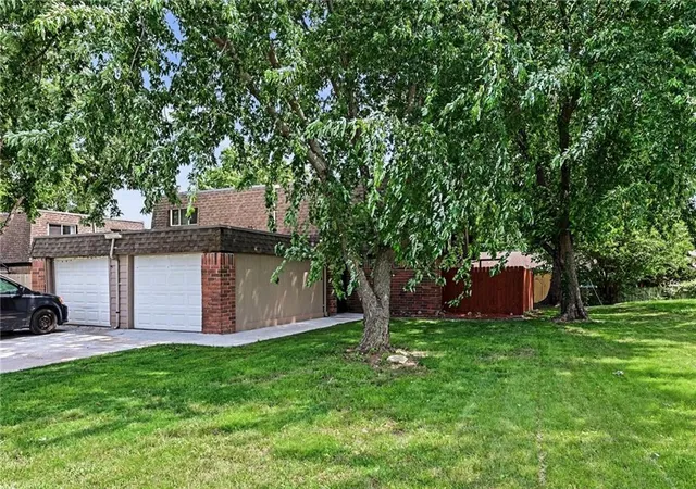 Homes for sale in Lawrence, KS | 3729 Brush Creek Dr, Lawrence, KS 66047 | MLS# 2626618