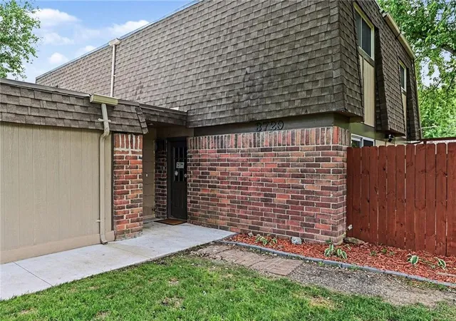 Homes for sale in Lawrence, KS | 3729 Brush Creek Dr, Lawrence, KS 66047 | MLS# 2626618