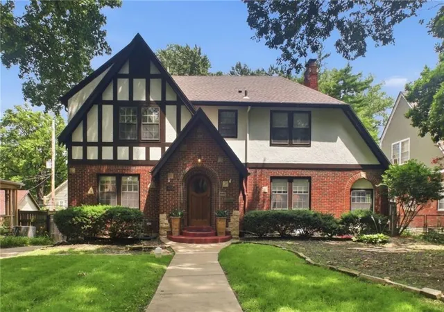 Homes for sale in Kansas City, MO | 6215 Mcgee St, Kansas City, MO 64113 | MLS# 2626628