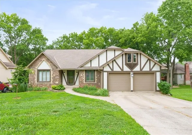 Single family home for sale at 5768 Bower St, Kansas City, MO 64133 | MLS# 2626640