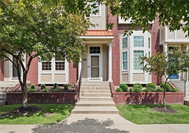 2nd image of 2911 Gentry Park Pkwy, Kansas City, MO 64116 | MLS# 2626654