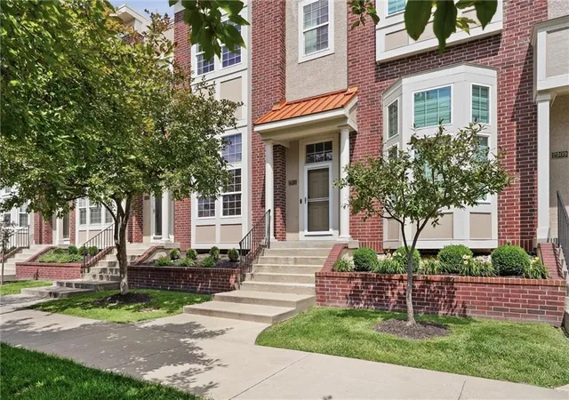 3rd image of 2911 Gentry Park Pkwy, Kansas City, MO 64116 | MLS# 2626654