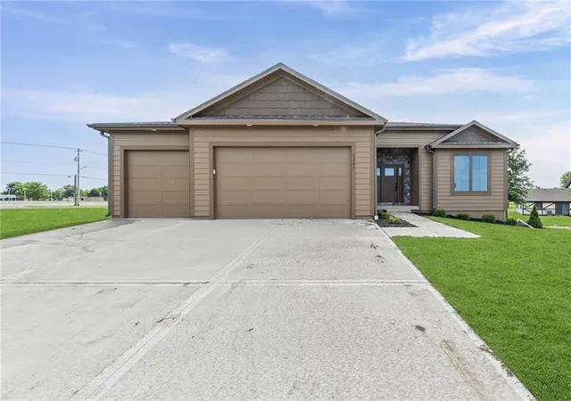 Homes for sale in Paola, KS | 1201 Cottonwood Ct, Paola, KS 66071 | MLS# 2626669