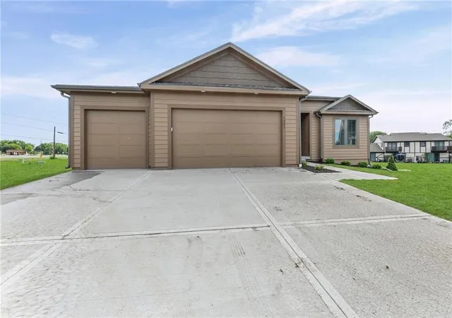 Homes for sale in Paola, KS | 1201 Cottonwood Ct, Paola, KS 66071 | MLS# 2626669