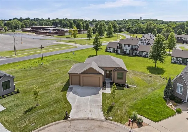 Homes for sale in Paola, KS | 1201 Cottonwood Ct, Paola, KS 66071 | MLS# 2626669