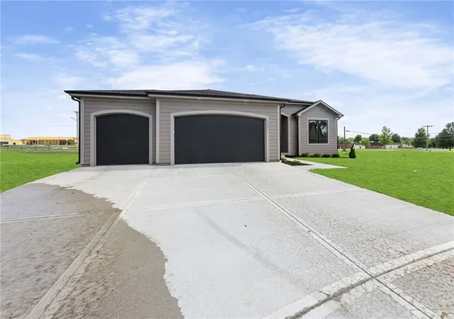 Homes for sale in Paola, KS | 1205 Cottonwood Ct, Paola, KS 66071 | MLS# 2626676
