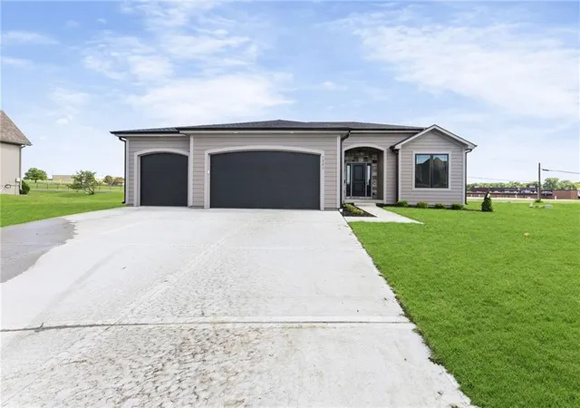 Homes for sale in Paola, KS | 1205 Cottonwood Ct, Paola, KS 66071 | MLS# 2626676