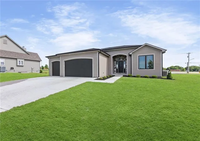 Homes for sale in Paola, KS | 1205 Cottonwood Ct, Paola, KS 66071 | MLS# 2626676