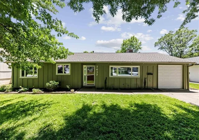Homes for sale in Prairie Village, KS | 7637 Colonial Dr, Prairie Village, KS 66208 | MLS# 2626682