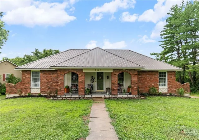 Homes for sale in Richmond, MO | 205 E Dauxville Dr, Richmond, MO 64085 | MLS# 2626683