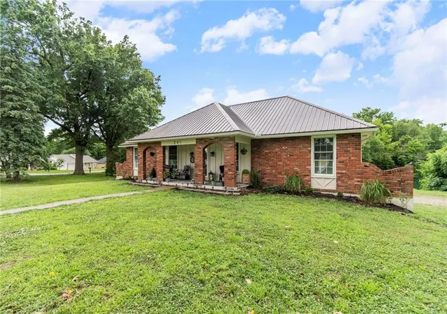 Homes for sale in Richmond, MO | 205 E Dauxville Dr, Richmond, MO 64085 | MLS# 2626683