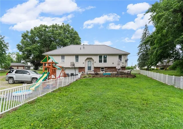 Homes for sale in Richmond, MO | 205 E Dauxville Dr, Richmond, MO 64085 | MLS# 2626683