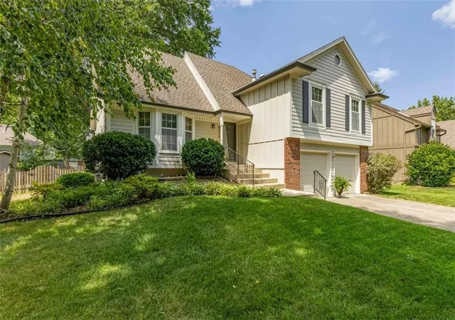 2nd image of 8516 Darnell St, Lenexa, KS 66215 | MLS# 2626715