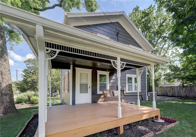 2nd image of 226 S Chestnut St, Olathe, KS 66061 | MLS# 2626720