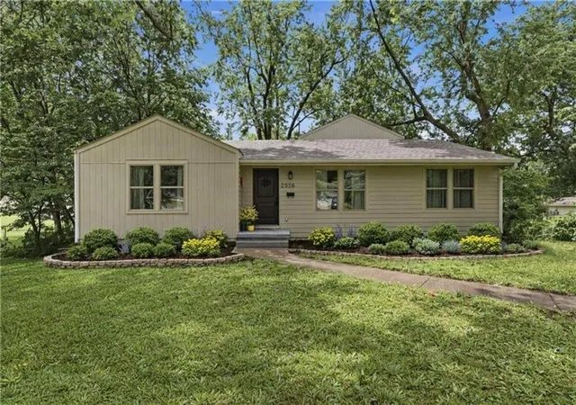 1st image of 2526 Queen Ridge Dr, Independence, MO 64055 | MLS# 2626723