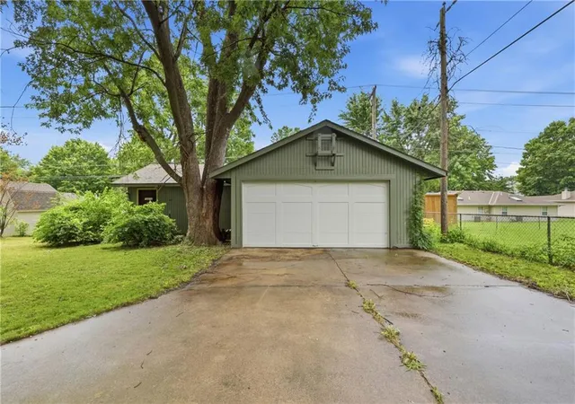 2nd image of 2526 Queen Ridge Dr, Independence, MO 64055 | MLS# 2626723