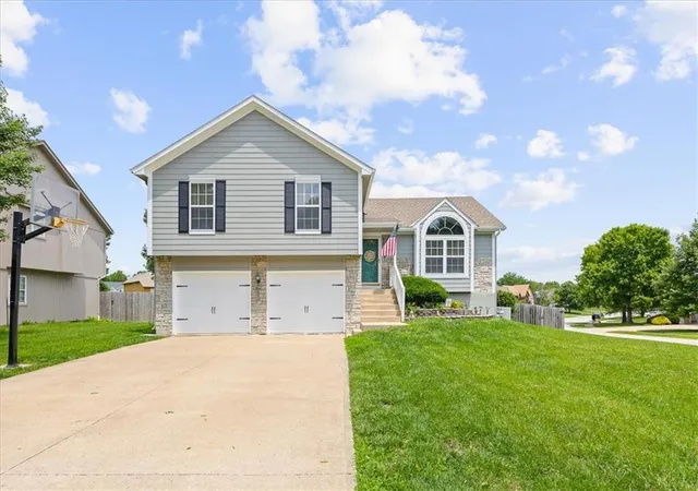 1st image of 1300 Se Princeton Dr, Lees Summit, MO 64081 | MLS# 2626724