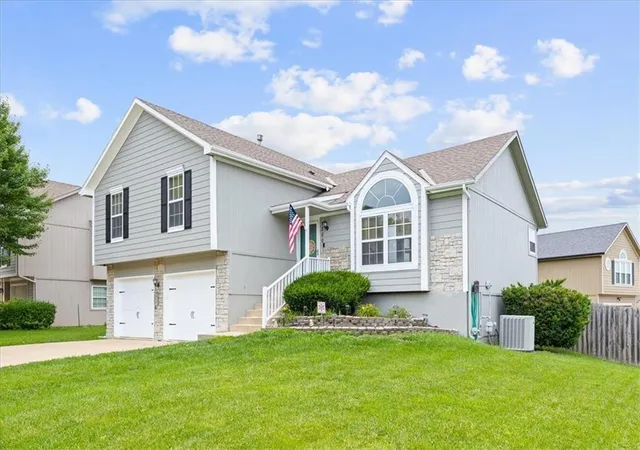 2nd image of 1300 Se Princeton Dr, Lees Summit, MO 64081 | MLS# 2626724