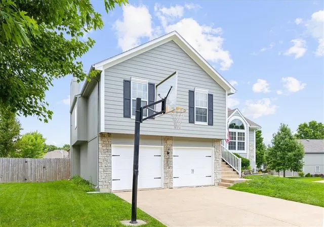 3rd image of 1300 Se Princeton Dr, Lees Summit, MO 64081 | MLS# 2626724